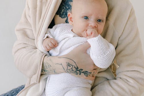 婴儿在白色针织毛衣 · 免费素材图片