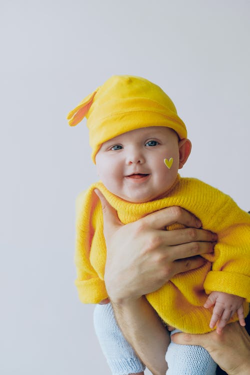 婴儿在黄色针织毛衣 · 免费素材图片