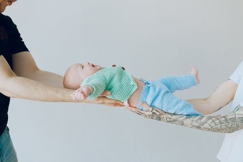 婴儿在绿色针织衫 · 免费素材图片