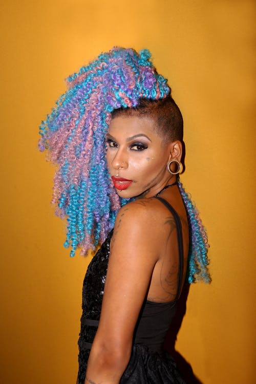 穿黑衣服的女人的照片 · 免费素材图片