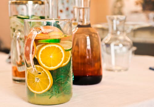 透明玻璃瓶橙汁 · 免费素材图片