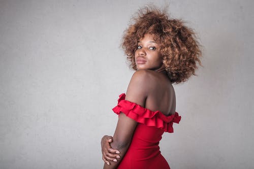 一个女人穿红色脱肩连衣裙的照片 · 免费素材图片