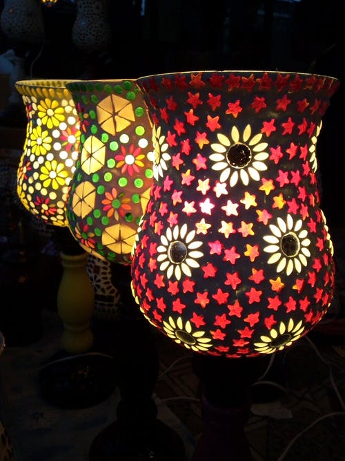 三个五彩的花卉台灯打开 · 免费素材图片