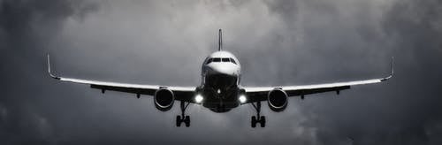 灰度照片中的飞行客机 · 免费素材图片