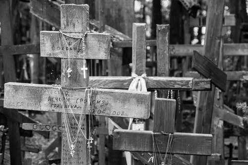 木制十字架的灰度摄影 · 免费素材图片