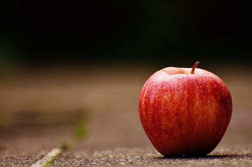表面上的红苹果果实 · 免费素材图片