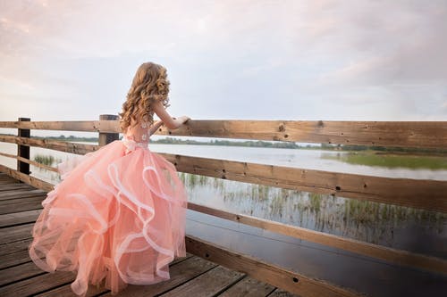 站在木码头上的粉红色礼服的女孩 · 免费素材图片