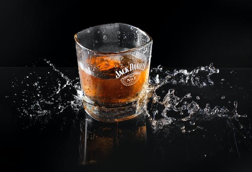 杰克·丹尼尔（Jack Daniel）印花水杯 · 免费素材图片