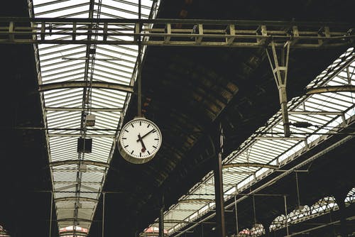 火车站时钟的低角度视图 · 免费素材图片