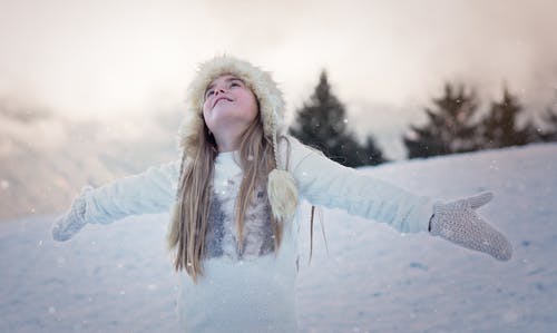 雪中的年轻女子 · 免费素材图片