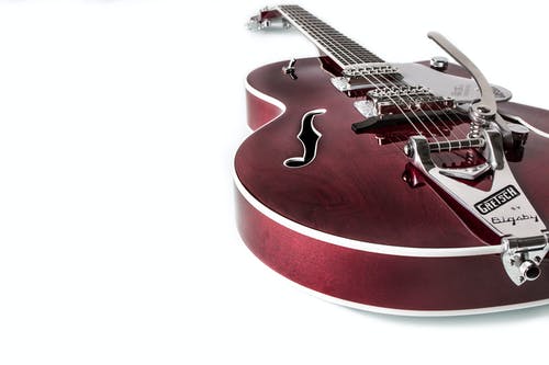 白色表面上的红色爵士吉他 · 免费素材图片