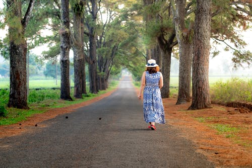 在路上行走的女人的照片 · 免费素材图片