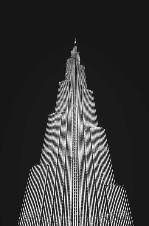 摩天大楼在夜间的低角度视图 · 免费素材图片