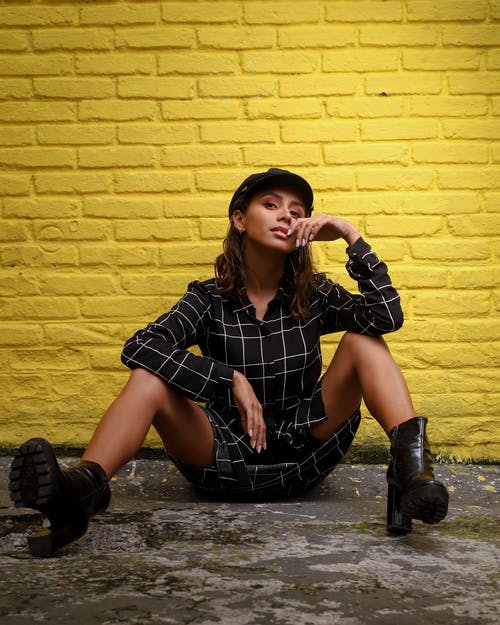 女人坐在地上的照片 · 免费素材图片