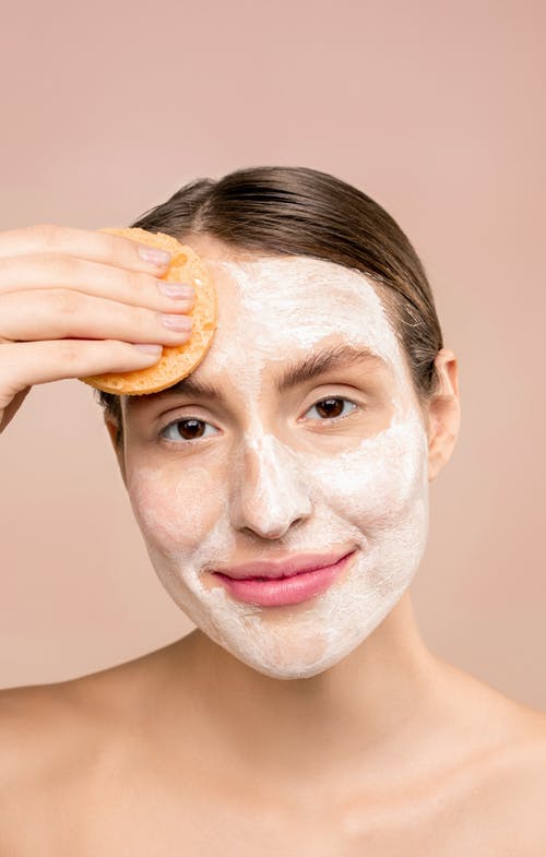 她脸上的肥皂的女人 · 免费素材图片