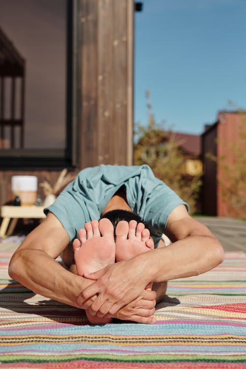 有关paschimottanasana, 人, 伸展的免费素材图片