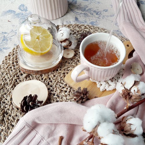 在透明玻璃杯上切柠檬 · 免费素材图片