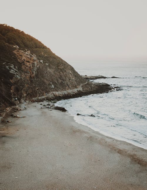 水体附近的山 · 免费素材图片