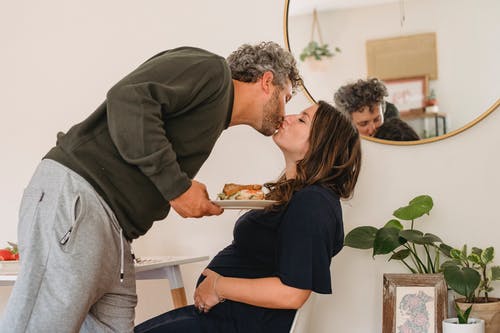 幸福的情侣在舒适的公寓的厨房里接吻 · 免费素材图片