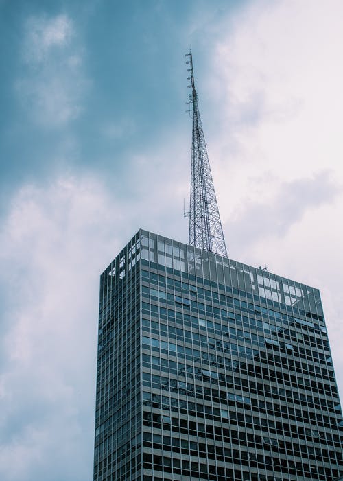 摩天大楼对天空的低角度视图 · 免费素材图片