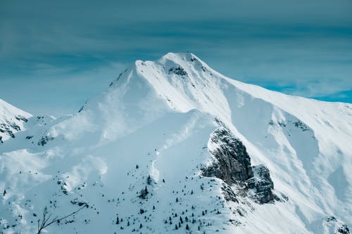 雪覆盖山在蓝蓝的天空下 · 免费素材图片