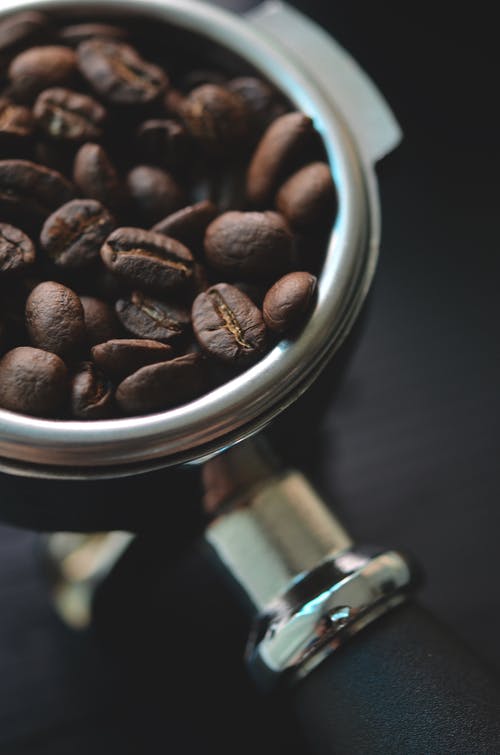 碗里的咖啡豆的特写镜头 · 免费素材图片