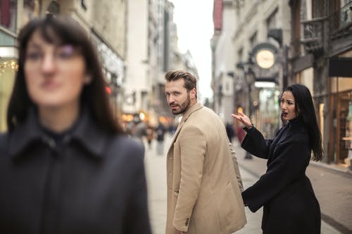 米色外套的男人站在黑色外套的女人附近 · 免费素材图片