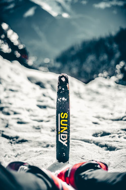 在积雪覆盖的地面上的黑白雪滑雪板 · 免费素材图片