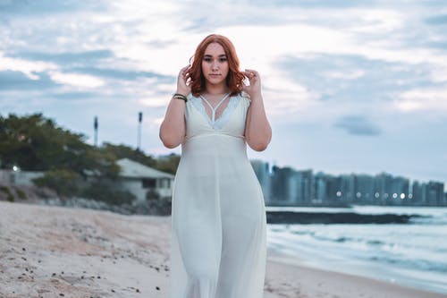 站在海滩上的白色连衣裙的女人 · 免费素材图片