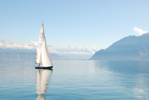 白色帆船在水面上 · 免费素材图片
