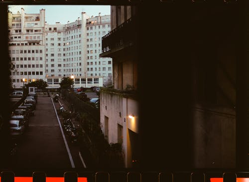 白色混凝土建筑 · 免费素材图片