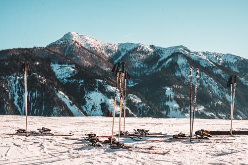 白雪皑皑的山脉，对天空的风景 · 免费素材图片