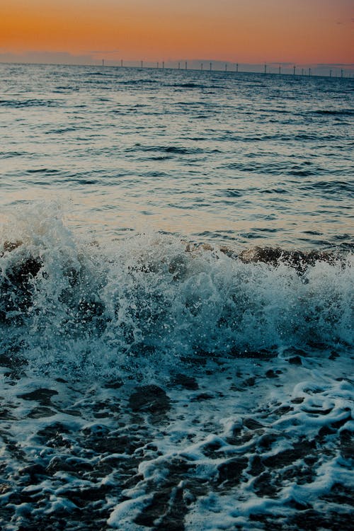 海浪在岸上崩溃 · 免费素材图片