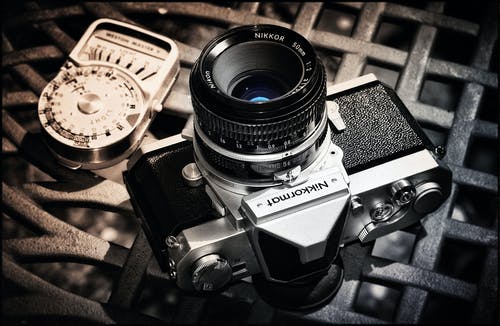 黑色和灰色nikkormat无镜相机 · 免费素材图片