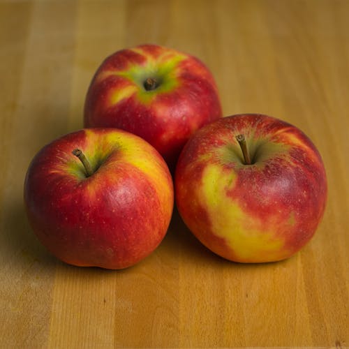 红苹果果实棕色木制的桌子上 · 免费素材图片