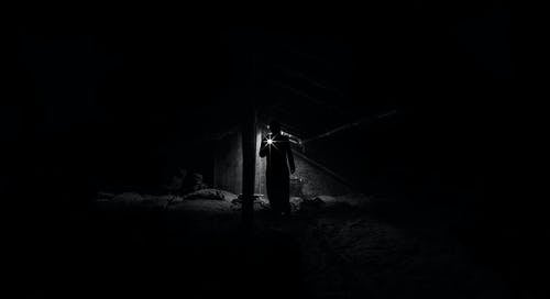 男子站在夜间的低角度视图 · 免费素材图片
