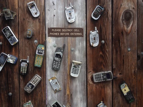 木板上的各种电话 · 免费素材图片