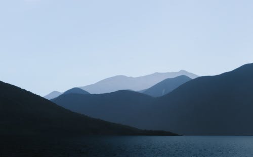 水体附近的山脉照片 · 免费素材图片