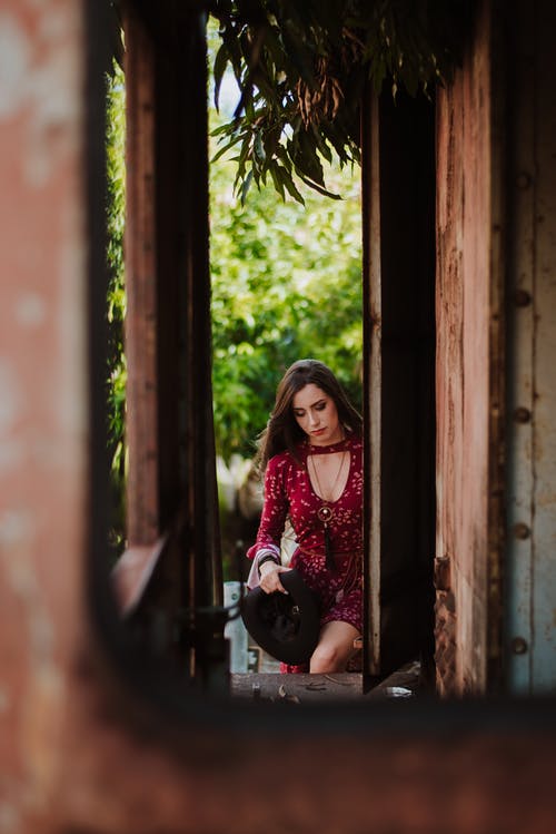 走进楼梯的女人 · 免费素材图片