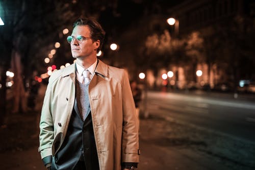 棕色外套在夜间戴眼镜的男人 · 免费素材图片