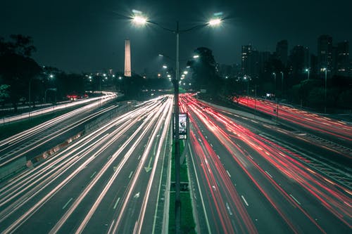 晚上在城市街道上的光迹 · 免费素材图片