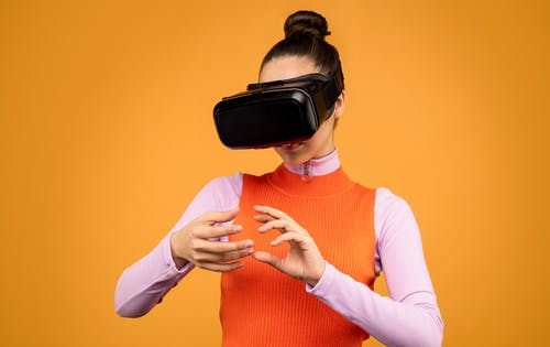 女人使用黑色虚拟现实的护目镜 · 免费素材图片