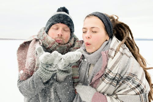 人们从男人的手吹雪 · 免费素材图片