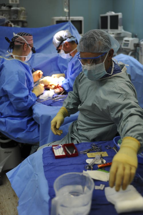 一群医生在房间里做手术 · 免费素材图片