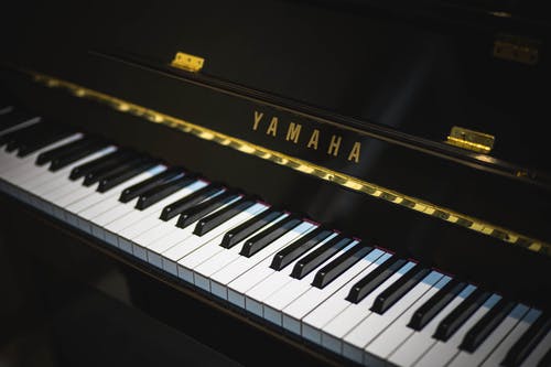 黑色雅马哈钢琴 · 免费素材图片