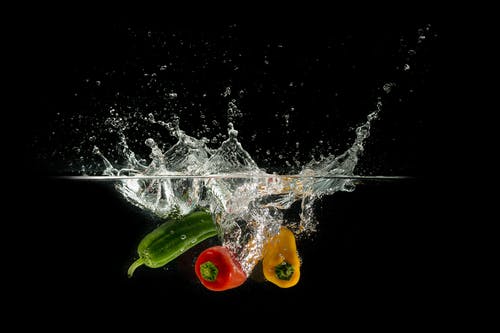 甜椒落在水面上 · 免费素材图片