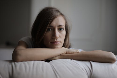 躺在床上，白色的枕头上的女人 · 免费素材图片