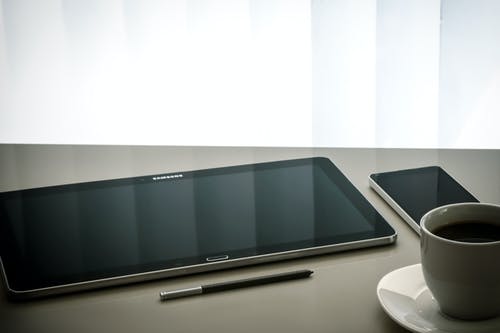 黑色三星android平板电脑，手写笔旁 · 免费素材图片