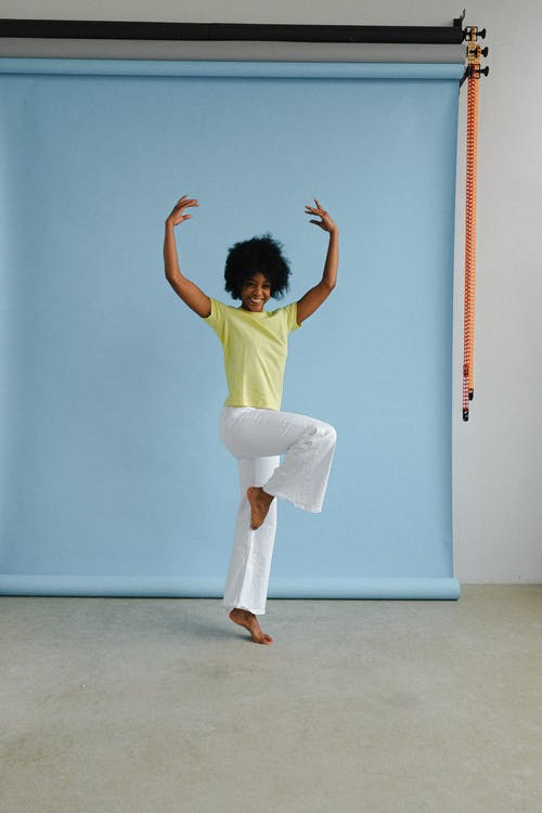 站在混凝土地板上的白裤子的女人 · 免费素材图片