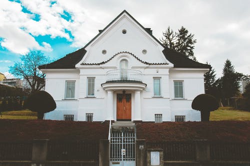 蓝天下的白色和黑色木屋 · 免费素材图片